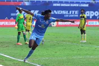 Mumbai inflict first defeat of the season on Hyderabad