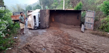 Driver injured as truck with sand topples at Ponda