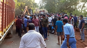 Truck rams into electricity pole at New Vaddem