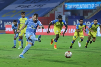 Mumbai City reclaim top spot