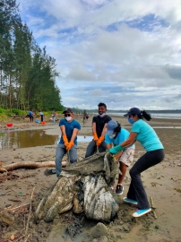 Beach cleanup drive at Dona Paula to promote environmental awareness