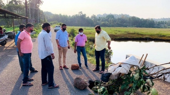 Sinkhole develops on Salvador do Mundo road