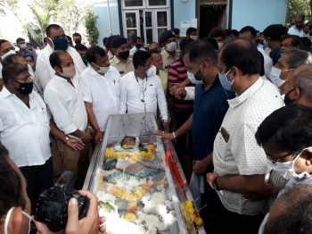 Hundreds pay last respects to Shripad's wife