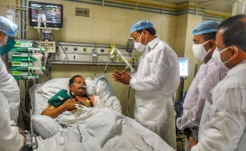 VP Naidu visits Shripad in GMC; PM calls to enquire about health