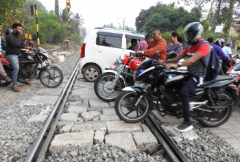 Damaged pavers at Seraulim railway crossing pose hindrance to traffic