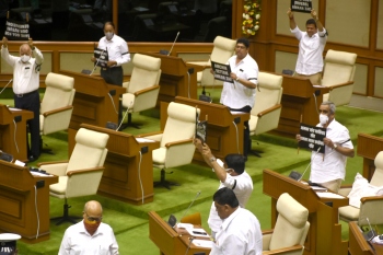 Oppn grabs opportunity in House, latches on to anti-coal movement