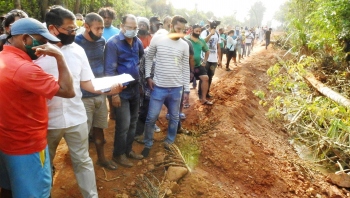Rivulet buried with debris at Guirdolim, protesters stop double-tracking work