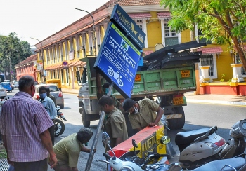 CCP removes all unauthorised pay parking signboards