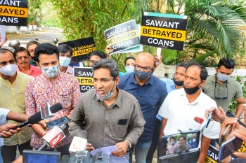 AAP holds protest outside CM’s residence over Mhadei issue