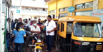 100 rickshaw drivers, pilots in Vasco get fuel at Rs 50!
