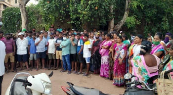 Mapusa council garbage workers go on flash strike, demand pay hike