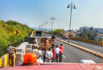 Pickup topples on Atal Setu