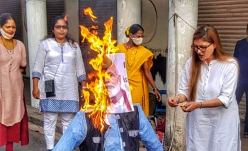 Congress condemns Disha’s arrest, burn effigy of Modi