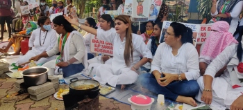 Mahila Cong hold novel protest over hike in LPG price