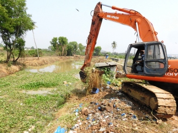 Ahead of planned Western road bypass construction sans stilts, govt kick-starts river Sal desilting work