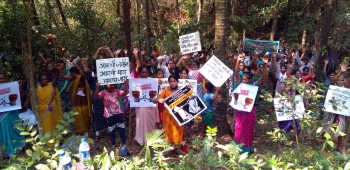 Mopa-hit farmers hold dharna at Tulaskarwadi