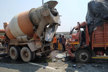 2 hurt as pickup rams into cement mixer on Atal Setu