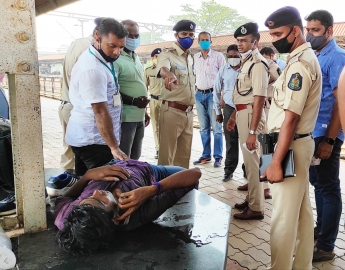 Murder suspects on the run; hawk's eye on Rly station