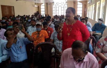Canconkars complain to Pauskar about erratic water and bad roads