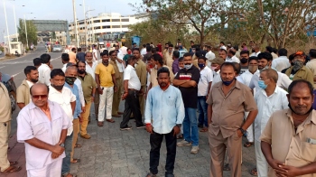 Tension between yellow-black & private taxi owners outside airport, taximan assaulted