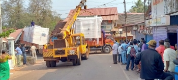 Truck rams into shops at Pernem market