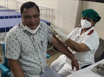 Godinho gets 1st dose of Covishield vaccine