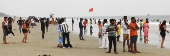 Section 144? Hundreds throng Colva beach; Tourists, migrants have a field day