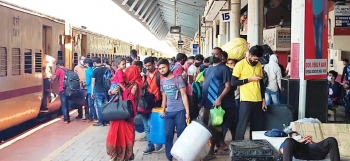 Migrants ignore lockdown terms, exodus continues; heavy rush at Margao railway station