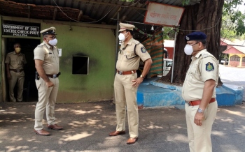 Quepem DySP inspects Pollem check post, meets K’taka police