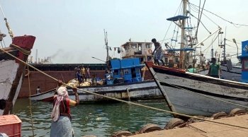 Barge drifts from sea, damages trawlers at Kharewaddo jetty