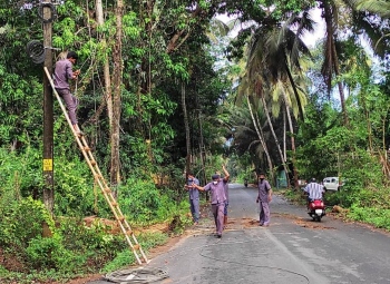 Cyclonic winds wreak havoc; Salcete plunges in darkness