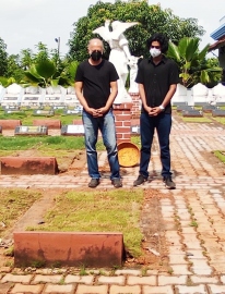 Tejpal visits Adv Rajiv Gomes' grave after acquittal