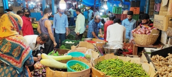 Veg stalls in Gandhi market remain open till 11 am, but no action