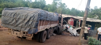 Mechanic hurt after truck rams into roadside garage at Keri