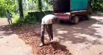 2 youth repair potholed road in Netravali
