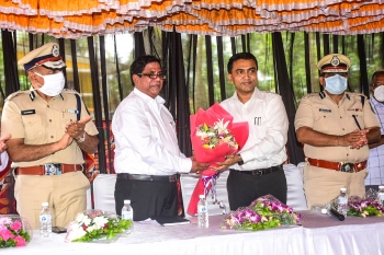 CM tells politicians to criticise him, not home dept