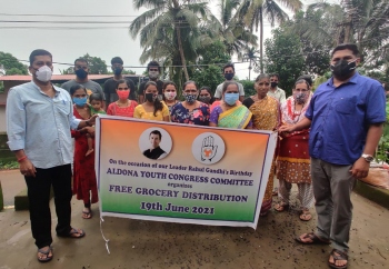 Aldona Congress hands out groceries, masks