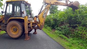 Illegal compound wall razed at Curchirem