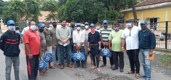 AAP distributes free ration kits to flower vendors, taxi drivers