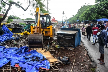 Kiosks outside GMC complex razed