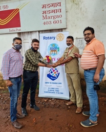 Ulhas Jewellers backs Rotary Club in offering raincoats to Margao postmen