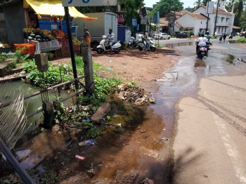 Overflowing drain water sparks safety concern on Mapusa road