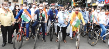 Cong leaders roll out on cycles to protest price hikes
