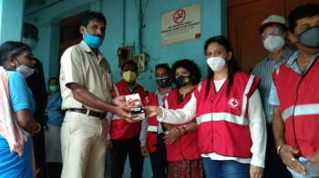 IRCS Mormugao distributes juice packs to Municipal and power dept workers