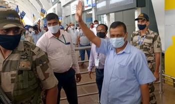 Kejriwal arrives to warm welcome, but whisked off by men-in-khaki