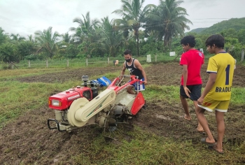 Footballers get their hands dirty, help cultivate barren paddy fields in Sarzora