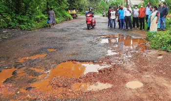 Curtorim residents come out fuming over pot-holed roads