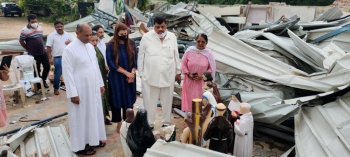Churchill at church demolition site in Delhi; pledges support