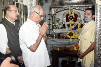 Himachal governor offers prayers at Vasco temple