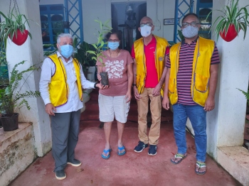 Calangute Lions and Leos distribute saplings
